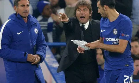 Conte trao 'thư tay' cho học trò trong đêm giông bão