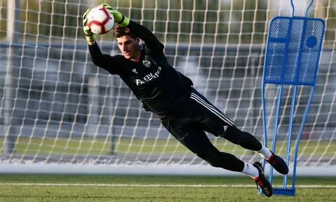 Courtois tập luyện cật lực, chờ Lopetegui trao cơ hội