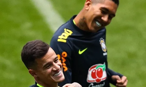 Coutinho đùa giỡn với Firmino trên sân tập, dẹp tan nghi ngờ