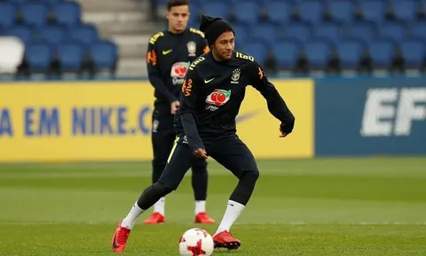 Coutinho tròn xoe mắt khi Neymar trổ tài đi bóng ở buổi tập thứ 2