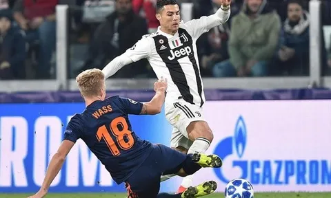 Ở tuổi 33, thi đấu xuất thần, Ronaldo cần gì "Quả bóng vàng"?