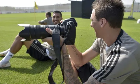 CR7 và đồng đội tập quá sung, Mandzukic đổi nghề làm Paparazzi