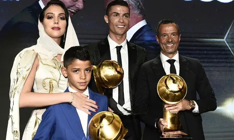 Cuối cùng Ronaldo cũng giành giải thưởng Cầu thủ xuất sắc nhất năm!