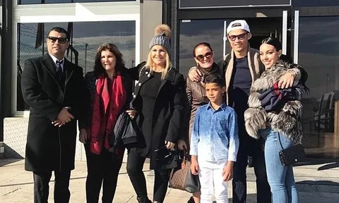 Cristiano Ronaldo đem cả đại gia đình sang Paris