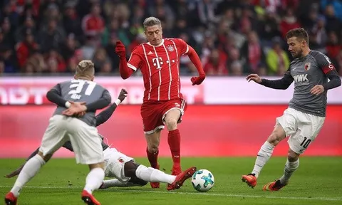 Cú đúp của Robert Lewandowski vào lưới Augsburg