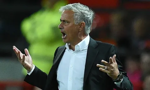 Cụm từ "#MourinhoOut" trở thành trào lưu trên mạng xã hội