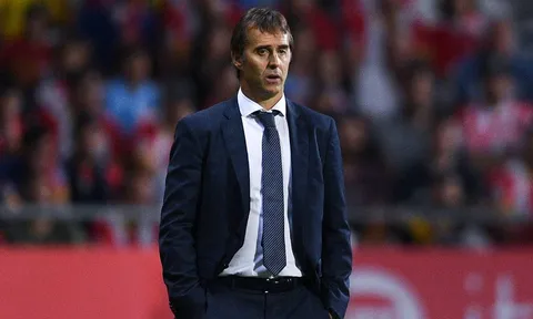 Cùng khủng hoảng, vì sao ghế của Lopetegui lại chắc hơn Mourinho?