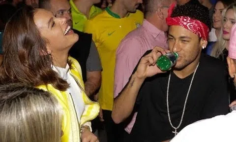 Cuộc sống tiệc tùng và gái gú của Neymar sau sân cỏ