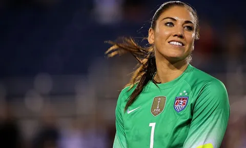 Cựu chủ tịch FIFA Sepp Blatter bị tố sờ mông nữ thủ môn tuyển Mỹ