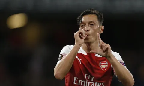 Cựu danh thủ Chelsea chỉ trích Ozil lười biếng, khiến Arsenal lụn bại
