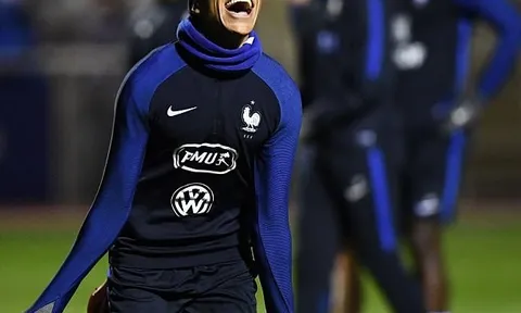Mbappe thoải mái pha trò cùng Lacazette trong ngày tập thứ 2