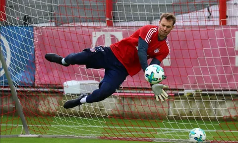 Neuer hoá "người nhện" trong buổi tập mới nhất của Bayern