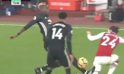 Cận cảnh pha đạp bóng "rợn người" của Paul Pogba với Bellerin