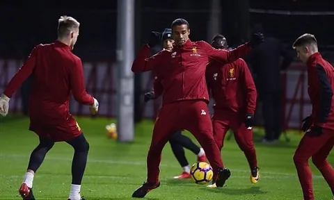 Hàng thủ Liverpool đón tinh binh trước đại chiến với Chelsea