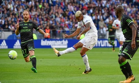 Lyon 2-1 Guingamp: 3 điểm chật vật