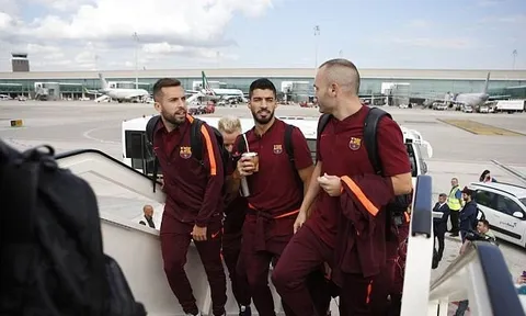 Dàn sao Barcelona "nhuộm đỏ" sân bay Lisbon chờ ngày thi đấu