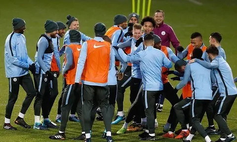 Sao Man City chia phe "tẩn nhau" trước thềm Champions League