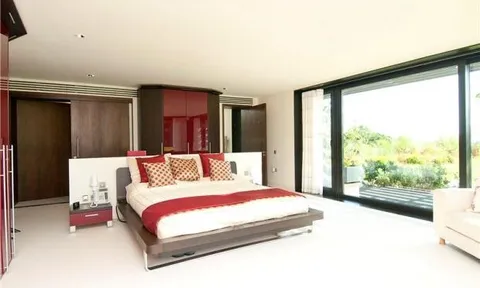 CẬN CẢNH biệt thự sang chảnh hơn 3 triệu bảng của Ramsey tại quê nhà