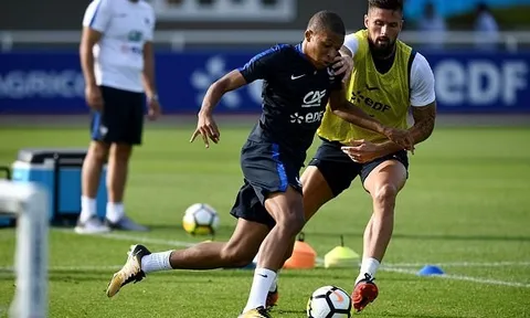 Mbappe so kè quyết liệt cùng Giroud trong ngày tập luyện đầu tiên
