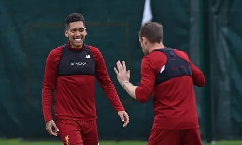 Sân tập Liverpool rộn tiếng cười trước ngày đối đầu Huddersfield