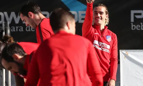 Griezmann xuất hiện đầy "nữ tính" trên sân tập Atletico