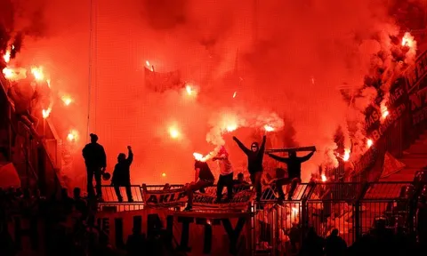 Dortmund 'rực cháy' với pháo sáng trên khán đài Magdeburg