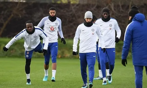Giật chỏ đối thủ, Ashley Young sắp bị FA sờ gáy