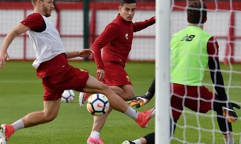 Vắng bóng Mane, Coutinho dễ dàng "làm loạn" sân tập Liverpool