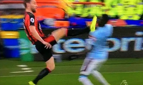 SỐC: Sao West Ham hứng trọn gầm giày của đối thủ vào mặt