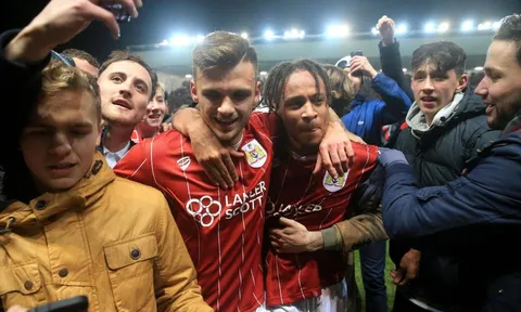 Làm nên kì tích, tập thể Bristol City quậy tung cả sân vận động