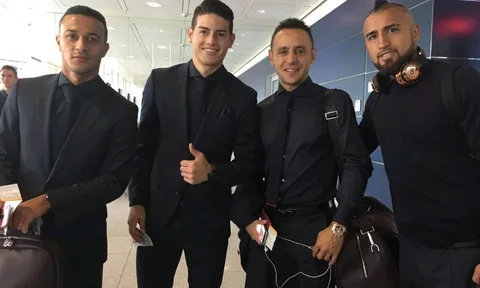 Tập thể Bayern diện vest đen cực ngầu khi hành quân đến Paris