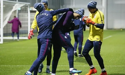 Đá bóng chán chê, sao Man City chuyển sang tập "đấm bốc"