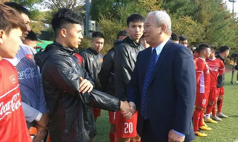 Vị khách đặc biệt ghé thăm ĐT Việt Nam trên đất Hàn Quốc