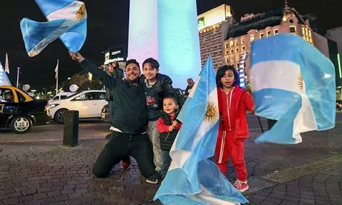 Dân Argentina mở hội sau lần "chết hụt" của đội nhà