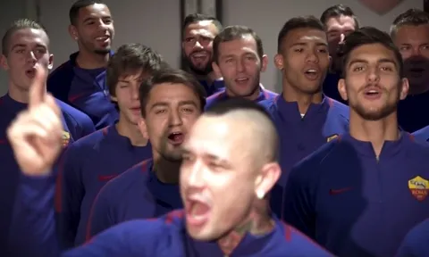 'Dàn đồng ca' AS Roma đốn tim fan bằng khúc nhạc giáng sinh