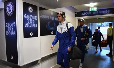 Dàn sao Chelsea tiến vào Stamford Bridge, sẵn sàng bắn hạ M.U