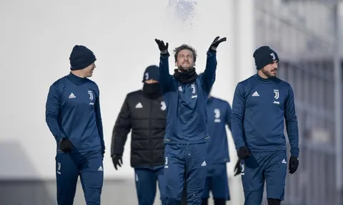Dàn sao Juventus thích thú nghịch tuyết trên sân tập