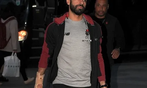Dàn sao Liverpool đổ bộ London; Mohamed Salah xuất hiện với cánh tay băng bó