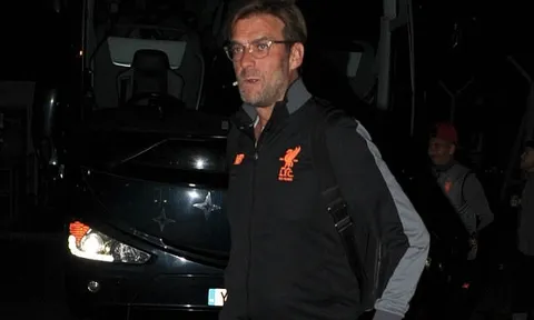 Dàn sao Liverpool trở lại Anh khi trời còn tối om