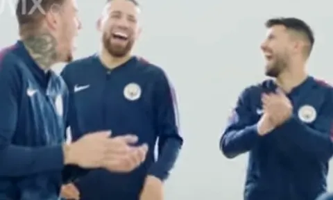 Dàn sao Man City khoái chí khi được dạy trang điểm