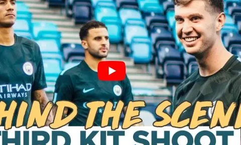 Dàn sao Man City tạo dáng cực chất khoe áo đấu thứ 3