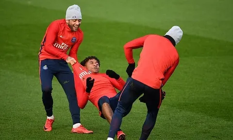 Dàn sao PSG thi nhau 'pha trò' trước trận Troyes