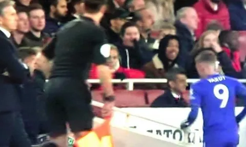 Đang đấu với Arsenal, Vardy tự ý rời sân và không trở lại