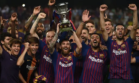Đánh bại đội bóng của Carlos Tevez, Messi cùng các đồng đội nâng cao cúp Joan Gamper