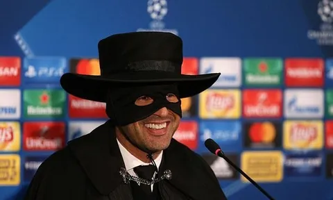 Đánh bại Man City, HLV Donetsk 'chơi trội' hóa Zoro trong buổi họp báo