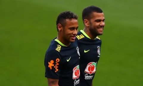 Bị chê bám váy Neymar, Alves bật lại Forlan