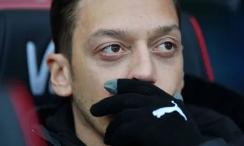 Đâu là lý do khiến Ozil ngồi dự bị tại Arsenal?