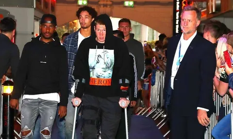 De Bruyne chống nạng lê bước khó nhọc đi dự sự kiện cùng Man City