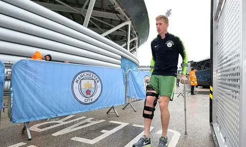 De Bruyne lê bước nặng nhọc ra sân tập Man City