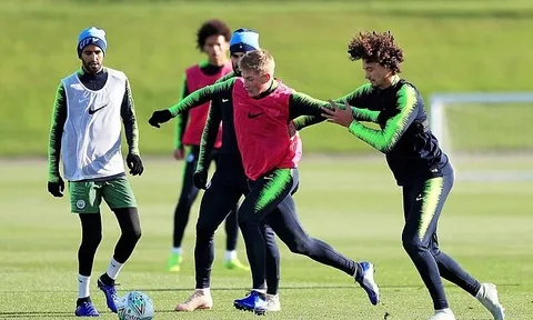 De Bruyne tung hoành trong vòng vây các đồng đội